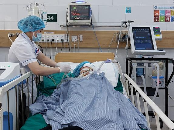 Bệnh nhân ngộ độc sau khi sử dụng thuốc lá điện tử được điều trị tại Trung tâm Chống độc, Bệnh viện Bạch Mai. Ảnh TL