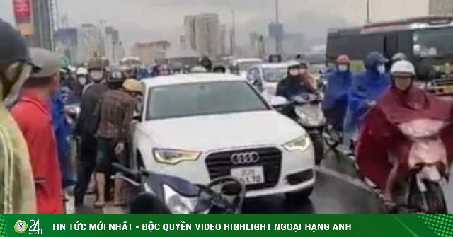 Phát hiện thi thể người dưới chân cầu Nhật Tân, bên trên là xe Audi đang nổ máy