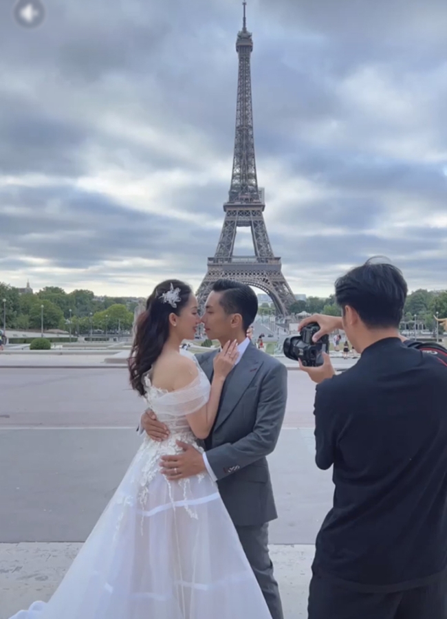 Vào tháng 10 tới, Khánh Thi và Phan Hiển sẽ tổ chức đám cưới sau 13 năm bên nhau. Trước thềm đám cưới, cặp đôi đã thực hiện một bộ ảnh cưới ở Pháp. 
