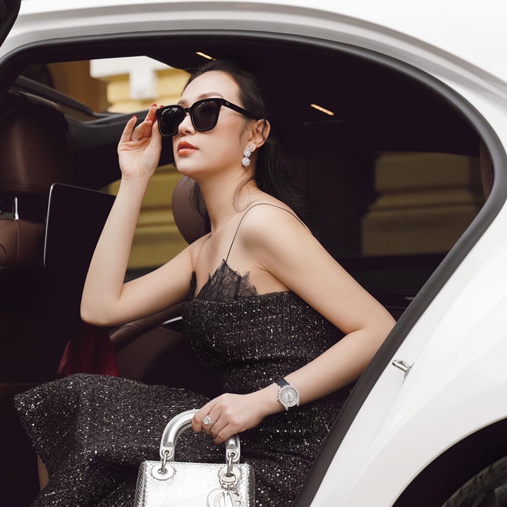 Cựu hot girl ngồi trong xế sang diện thiết kế váy hai dây tinh tế và mẫu túi Lady Dior.
