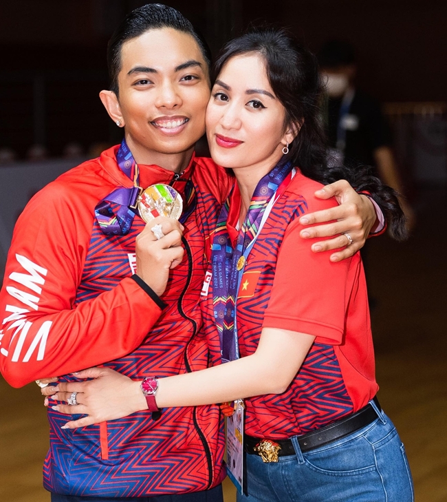 Về sống chung 1 nhà, cả hai vẫn tiếp tục sự nghiệp dancesport. Trên mạng xã hội, vợ chồng Phan Hiển thường xuyên chia sẻ những đoạn clip tập nhảy cùng&nbsp;nhau. Khánh Thi hiện đang là huấn luyện viên của chồng.
