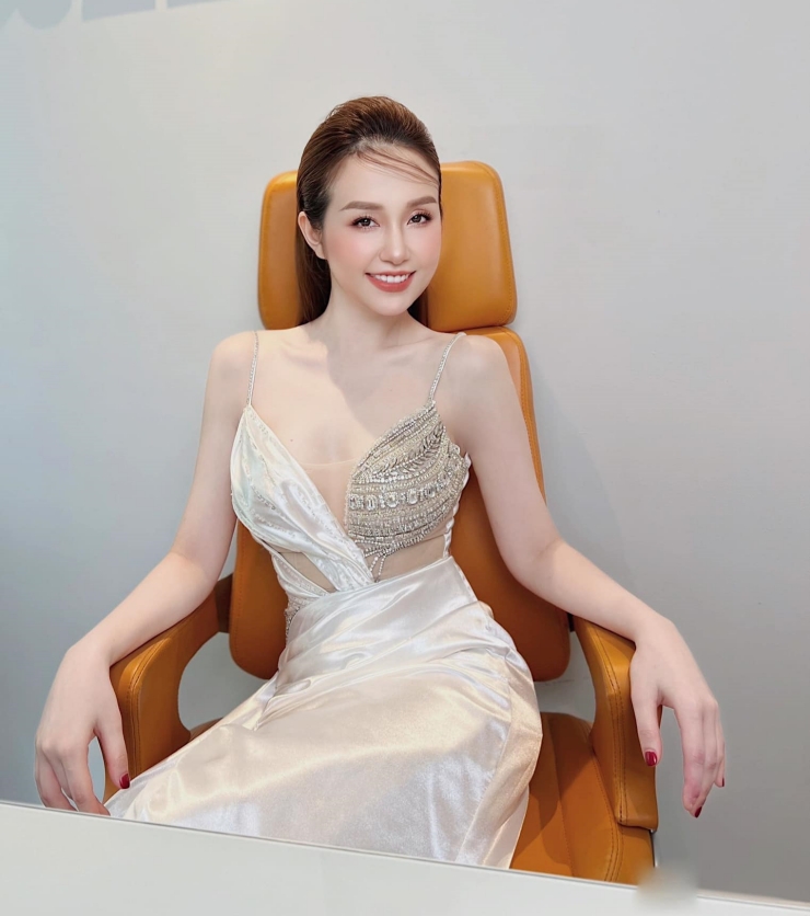 Hương Baby (Trần Thu Hương) sinh năm 1991. Bà xã của nam ca sĩ Tuấn Hưng cũng là hot girl Việt đời đầu.
