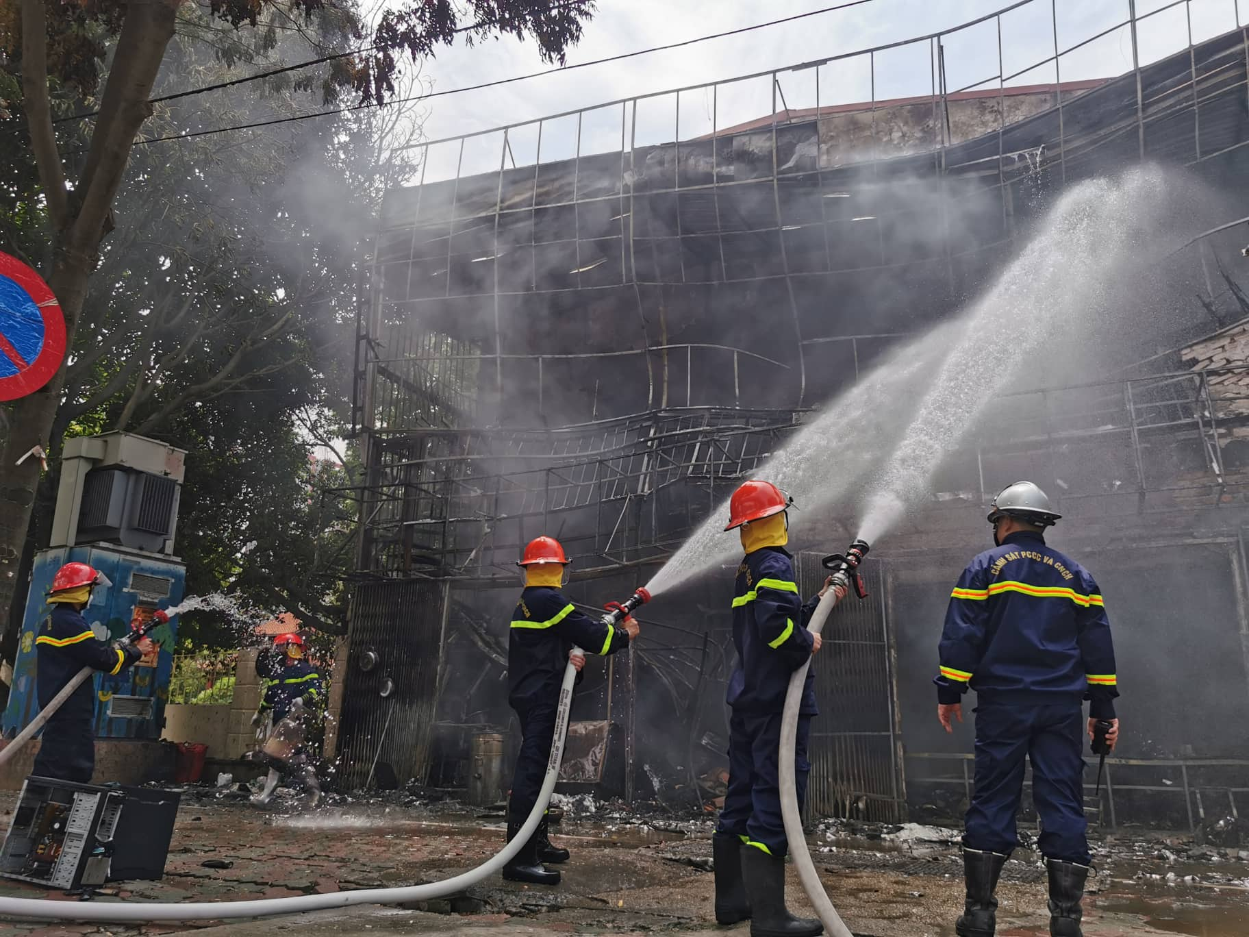 &nbsp;Cảnh sát có mặt tại vụ cháy để dập lửa.