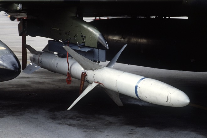 AGM-88 HARM là mẫu tên lửa chuyên tìm diệt radar phòng không của đối phương.