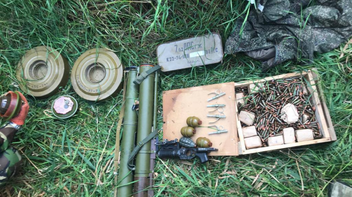 Vũ khí bị lính biên phòng Ukraine thu giữ trong hầm bí mật ở biên giới Belarus (ảnh Pravda)