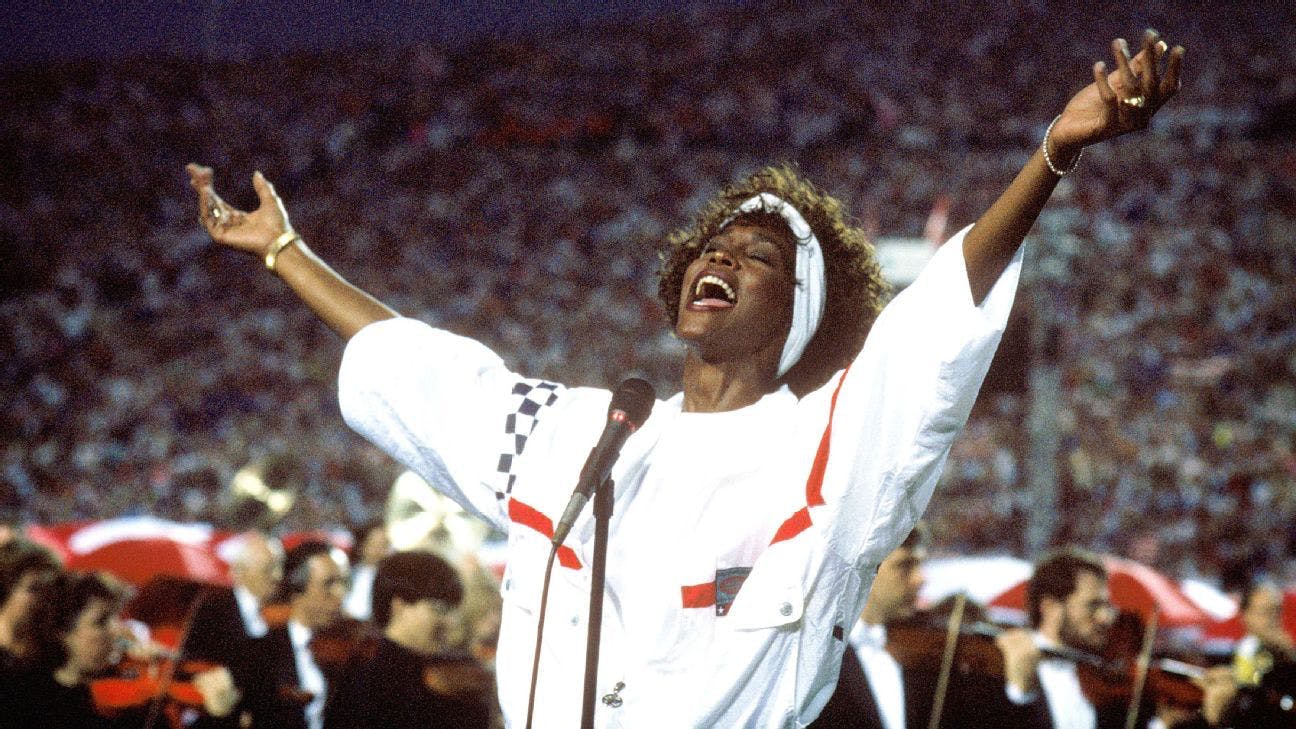 Whitney Houston: Biểu tượng âm nhạc và thời trang tài năng của thế giới - 3