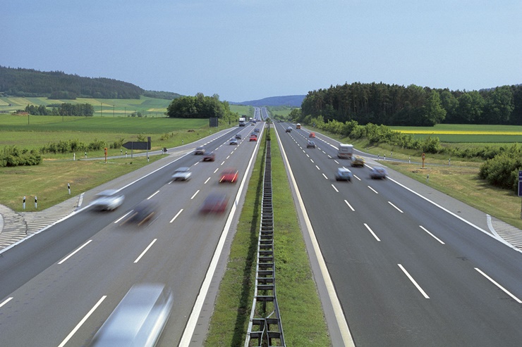 Để duy trì giao thông xuyên suốt và đảm bảo an toàn tốt nhất có thể, mỗi 1,6 km đường cao tốc Autobahn tiêu tốn chi chí vận hành lên đến hơn 1 triệu USD, gấp đôi mức trung bình tại Mỹ. 
