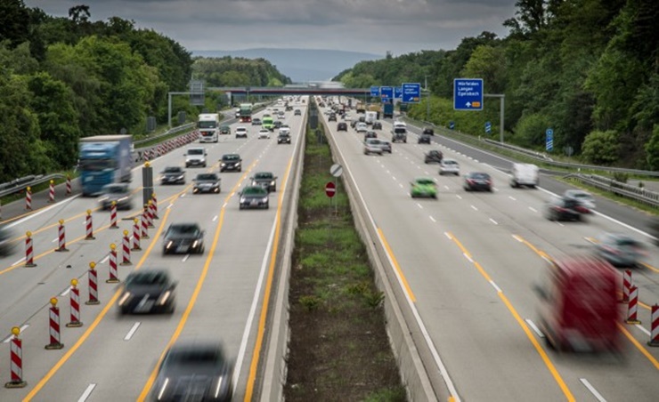 Những con đường trên cao tốc Autobahn luôn được bảo trì liên tục nhằm đảm bảo các phương tiện an toàn khi lưu thông ở tốc độ cao.
