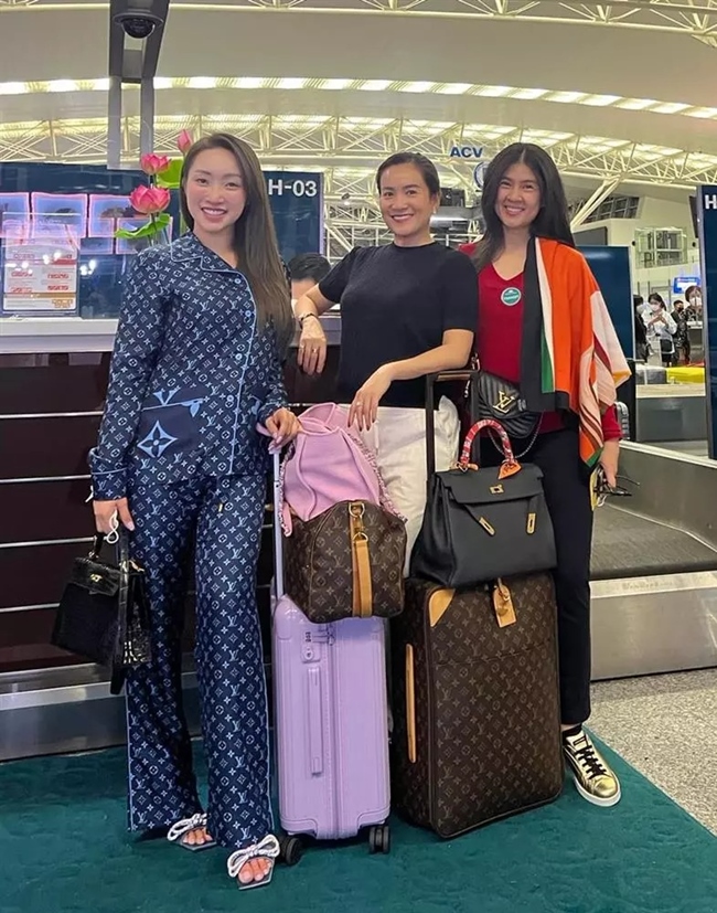 Ngày 9/8, Lý Thùy Chang - bà xã diễn viên Chi Bảo thu hút sự chú ý khi diện nguyên bộ đồ ngủ hàng hiệu trị giá gần 100 triệu của thương hiệu Louis Vuitton, check-in tại sân bay.
