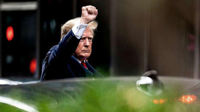 Cựu Tổng thống Mỹ Donald Trump rời khỏi Tháp Trump đến văn phòng Tổng chưởng lý New York sáng 10-8. Ảnh: AP