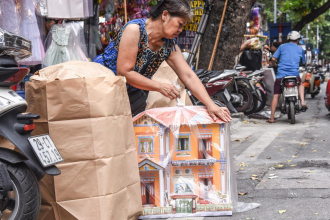 Vài năm trở lại đây, việc đốt vàng mã được Chính phủ và chùa chiền kêu gọi hạn chế nên thị trường buôn bán đồ cõi âm vì thế mà có phần hạn chế.