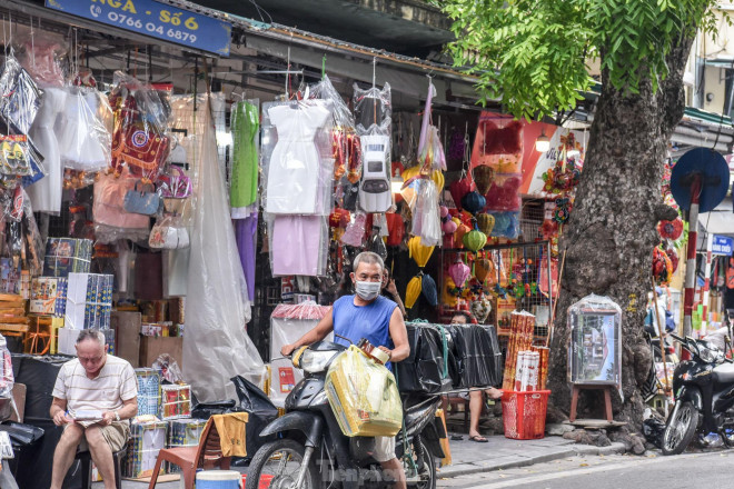 Những ngày này, nhiều gia đình thường sắm sửa thêm đồ vàng mã để đốt cho người đã mất, bày tỏ lòng thành. Đây cũng là thời điểm thị trường vàng mã nhộn nhịp nhất trong năm.