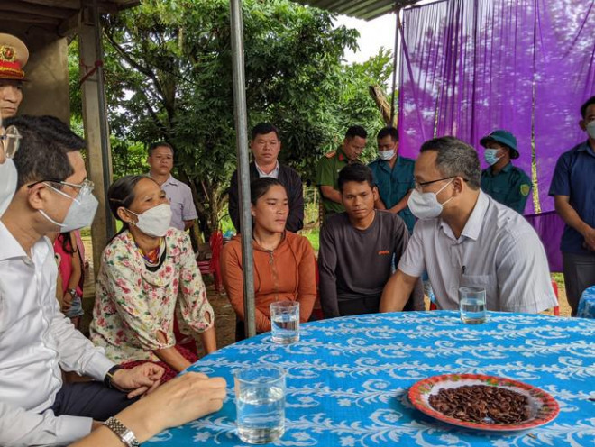 Ông Khuất Việt Hùng cùng lãnh đạo địa phương tới thăm hỏi, động viên gia đình có người tử nạn.