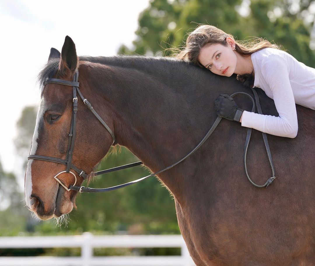 Mackenzie Foy có niềm yêu thích đặc biệt với cưỡi ngựa.