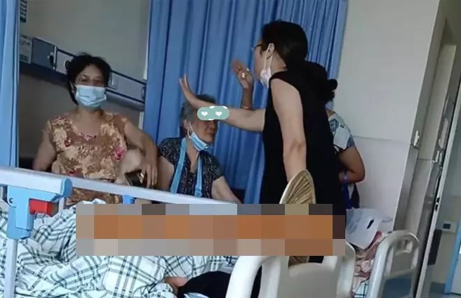 Ba chị em cãi nhau ỏm tỏi, không quan tâm đến mẹ già và các bệnh nhân khác trong phòng bệnh.&nbsp;