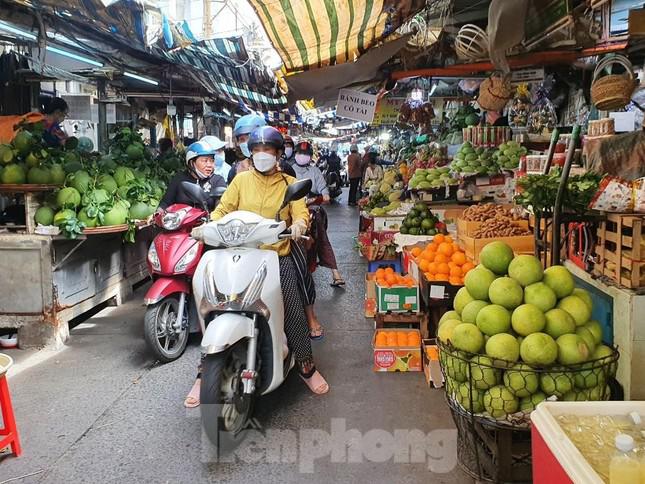 “Các loại trái cây đều tăng giá, có loại tăng gấp đôi như bưởi, xoài… mà còn không đủ hàng để bán. Ngày này ai cũng mua về cúng bàn thờ gia tiên nên khách không kỳ kèo giá, quan trọng là hàng ngon, đẹp mắt là khách chọn mua ngay” – anh Bình, bán hoa trái ở chợ Bà Chiểu (quận Bình Thạnh) nói.