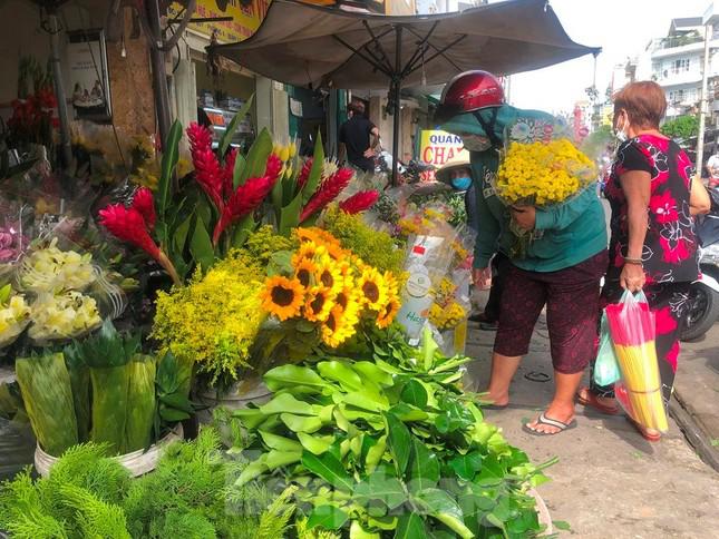 “Hôm nay tôi tranh thủ đi chợ sớm để mua được hàng tươi ngon, đẹp mắt bày mâm ngũ quả trưng trên bàn thờ, nếu để chiều nay mới mua chắc không còn hàng. Mỗi năm chỉ có một vài dịp lễ lớn, trong đó có lễ Vu Lan nên kiểu gì cũng phải mua hoa trái, dù giá có cao hơn mọi ngày” – chị Lê Thị Hạnh (ngụ đường Thành Thái, quận 10) bộc bạch.