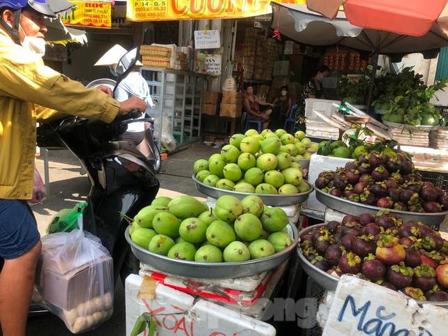 Nhiều loại trái cây có giá cao ngất ngưỡng như xoài cát Hòa Lộc 100.000 đồng/kg (tăng 10.000 đồng), mãng cầu 60.000 đồng/kg (tăng 10.000 đồng)… “Do cận ngày chợ cúng rằm tháng 7 nên sức mua nhiều loại trái cây tăng trung bình từ 5.000-10.000 đồng/kg” - đại diện chợ đầu mối nông sản Thủ Đức thông tin.