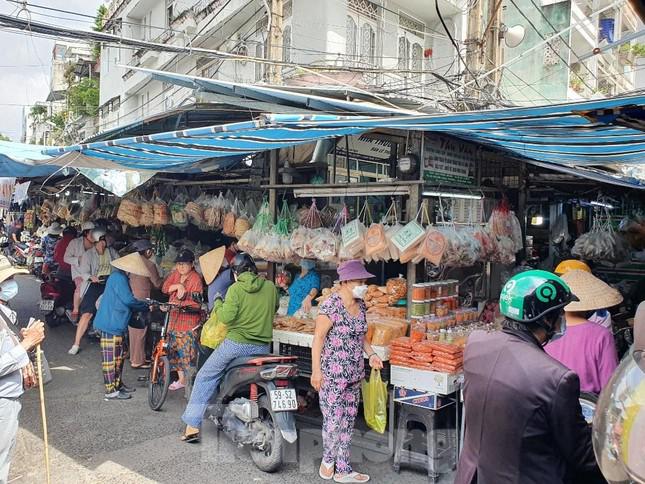 Tại các chợ đầu mối, lượng hàng về chợ cũng tăng nhanh. Cụ thể, tại chợ đầu mối nông sản thực phẩm Thủ Đức, tổng lượng hàng nhập chợ đã hơn hơn 500 tấn/ngày, đạt 3.069 tấn; trong đó rau tăng 137 tấn, trái cây tăng 306 tấn, hoa tăng 79 tấn.