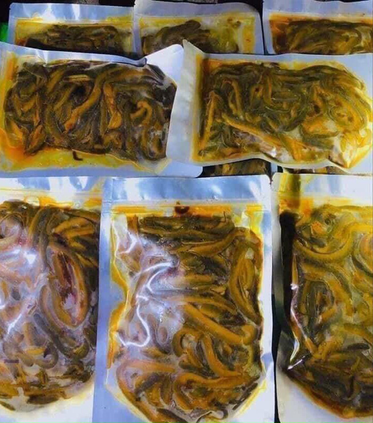 Ngoài ra còn có loại súp lươn nấu sẵn, đóng túi zip bảo quản lạnh có giá lên tới 300.000 đồng/kg. Với loại này, khách mua về chỉ cần cho ít nước và nấu sôi lên là có thể dùng được luôn
