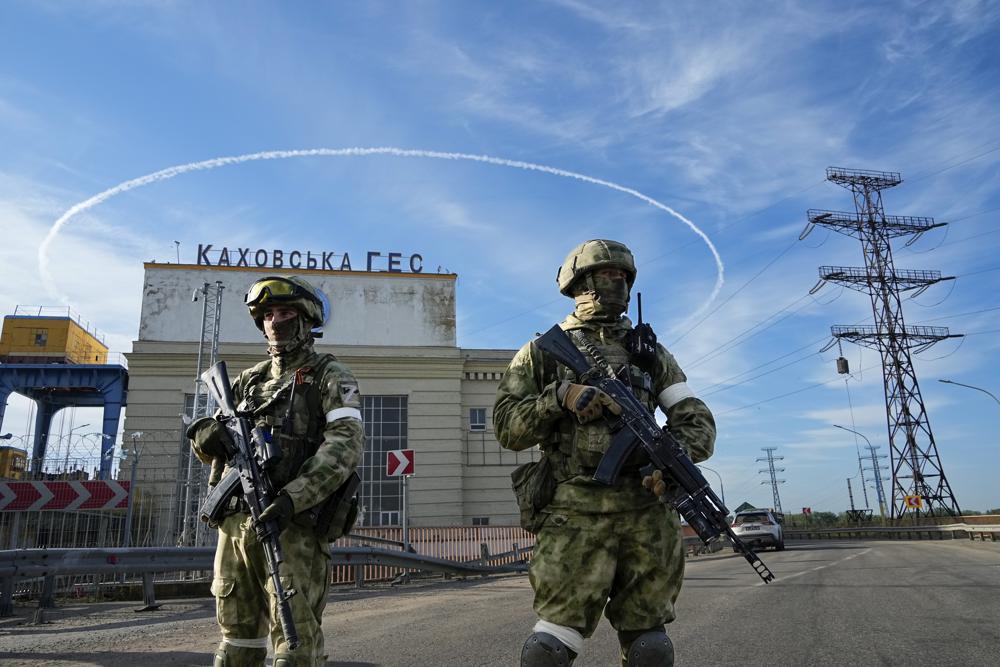 Binh sĩ Nga bảo vệ lối vào của trạm thủy điện Kakhovka nằm cạnh sông Dnieper, vùng Kherson, miền nam Ukraine, hôm 20/5. Ảnh: AP