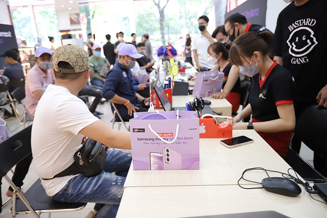Chưa đầy 1 giờ, FPT Shop đã bán hết 22 chiếc Galaxy S22 Bora Purple đầu tiên.