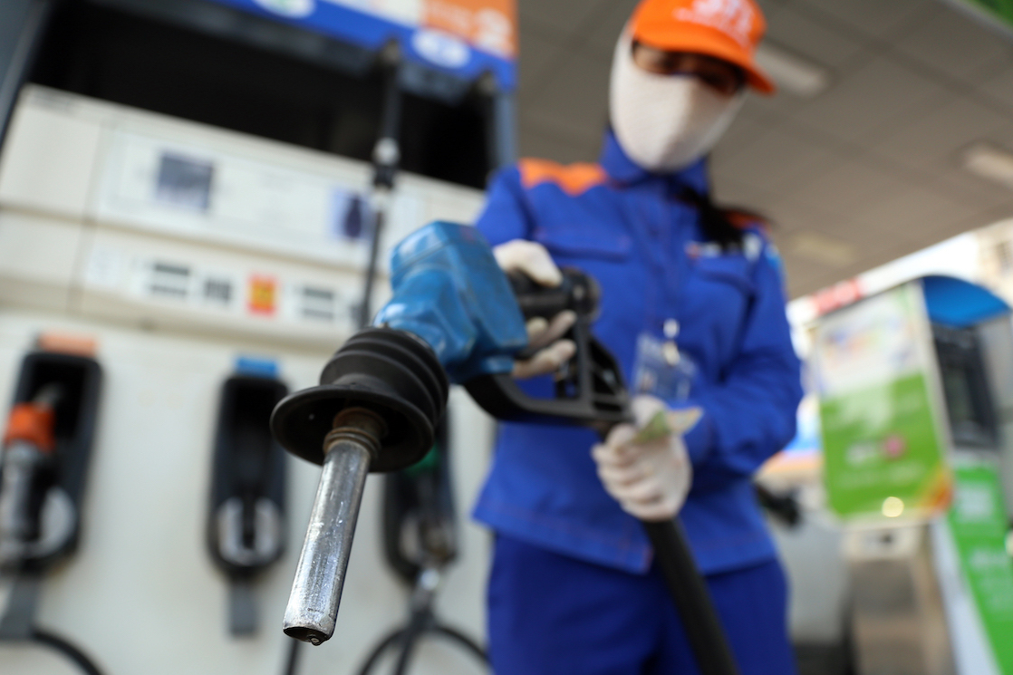 Giá xăng dầu lại đồng loạt giảm kể từ 15h ngày 11/8 - 1