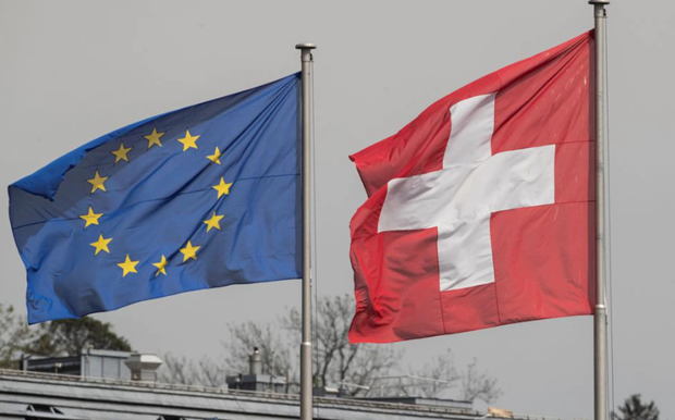 Cờ Thụy Sĩ (bên phải) và cờ Liên minh châu Âu ở thành phố Zurich (Thụy Sĩ) (ảnh: Reuters)