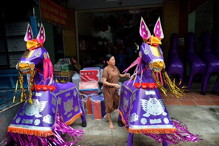 Bà Lê Thị Mai, một tiểu thương buôn bán vàng mã ở&nbsp;xã Song Hồ cho biết, năm nay các tiểu thương nơi khác đến nhập hàng rất đông.&nbsp;“Những ngày cao điểm có khi con phố này kẹt xe vì quá nhiều ô tô. Mẫu mã&nbsp;không thay đổi nhiều so với mọi năm, đắt hàng nhất là quần áo do nhà ai cũng thờ ông bà, tổ tiên, sau đó là các mặt hàng ngựa, voi, trang sức…”