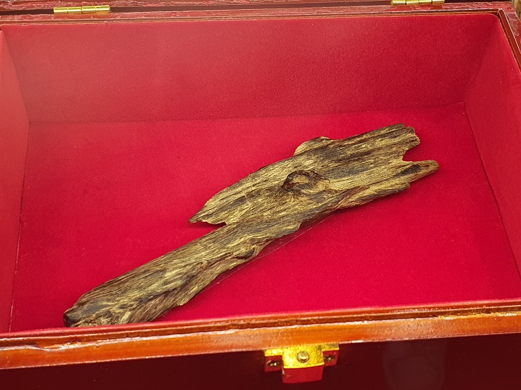 “Miếng gỗ” nặng chưa đầy nửa lạng được bán với giá 1 tỷ đồng - 1