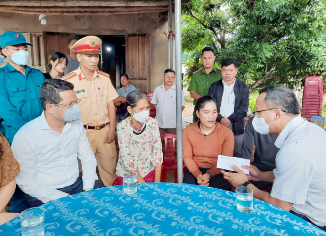 Phó Chủ tịch chuyên trách Ủy ban ATGT Quốc gia Khuất Việt Hùng cùng Phó Chủ tịch UBND tỉnh Thừa Thiên - Huế Hoàng Hải Minh thăm hỏi động viên và trao hỗ trợ 4 gia đình có nạn nhân tử vong