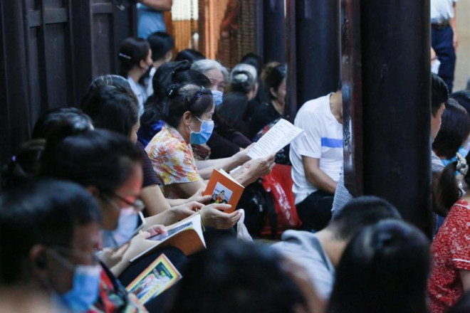 "Lễ Vu Lan mang ý nghĩa lớn là báo ân cha mẹ, đồng thời còn dạy con người ta nhớ về cội nguồn, là biết ơn và báo ơn. Cơn mưa giống như một cách ban phước cho dân chúng" - Bà Nguyễn Thị Hiền (Đống Đa, Hà Nội) chia sẻ.