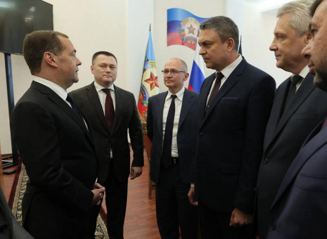 Hình ảnh ông Medvedev (trái) tại Lugansk. Ảnh: TVSentr