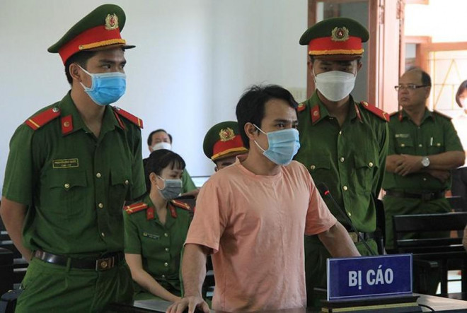 Bị cáo Đoàn Minh Hải nghe tuyên án. Ảnh: TẤN LỘC