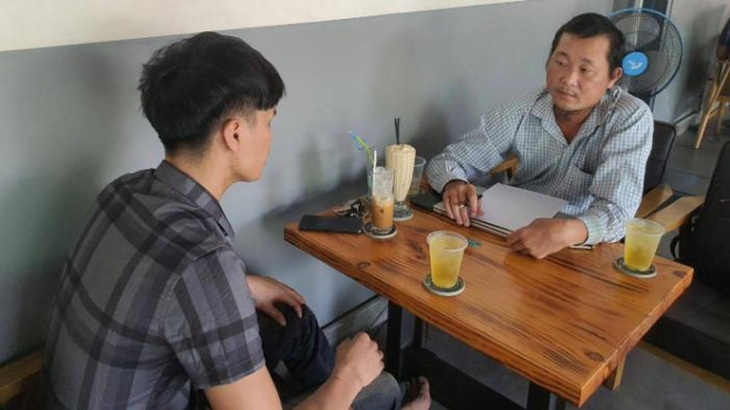 Phóng viên Báo Giao thông (phải) trao đổi với anh Thái Đăng Phú, người tố cáo cán bộ Đội CSGT Tân Sơn Nhất vòi tiền. Ảnh: CTV