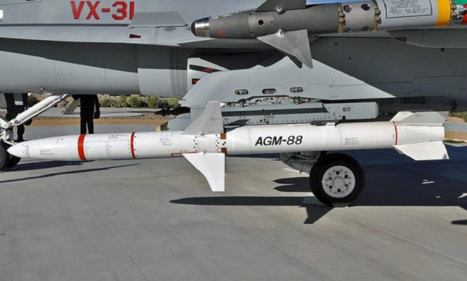 AGM-88 HARM là mẫu tên lửa chuyên tìm diệt radar phòng không của đối phương. Ảnh:&nbsp;Doureios