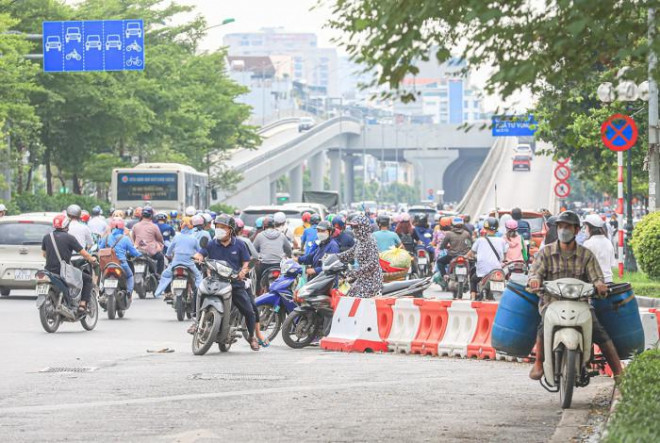 Sau hơn 1 tháng thí điểm, vẫn xuất hiện tình trạng một số phương tiện xe máy cố tình vi phạm không theo tổ chức giao thông mới điều chỉnh. Ảnh: Tạ Hải