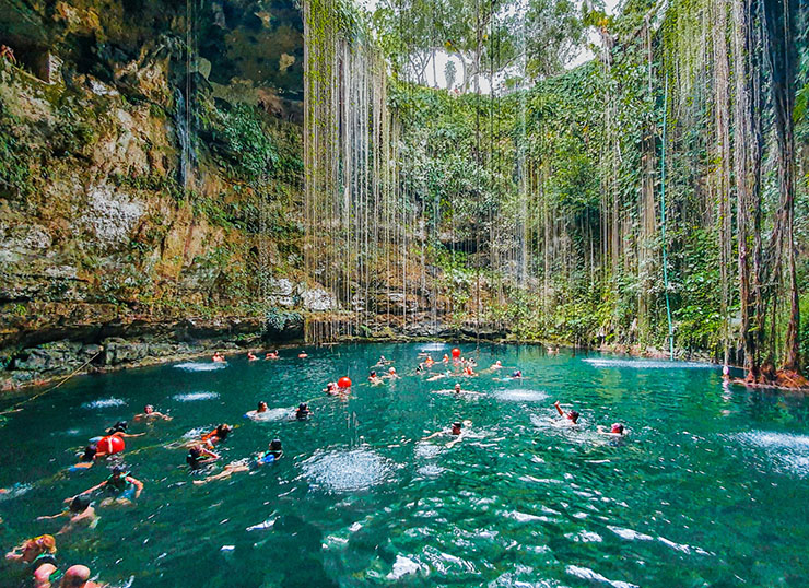 14. Nằm giữa khu rừng nhiệt đới Yucatán, Cenote Ik Kil có vẻ đẹp không gì sánh được.
