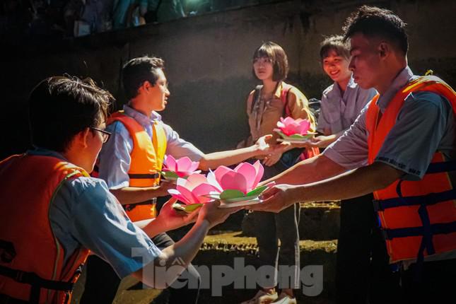 Để đảm bảo an toàn trong buổi lễ, khu vực bến nước trước chùa được bố trí 3 tình nguyện viên nhận và thả hoa đăng. Sau khi kết thúc buổi lễ, nhà chùa sẽ có bộ phận thu gom lại hoa đăng trên sông để bảo vệ môi trường.