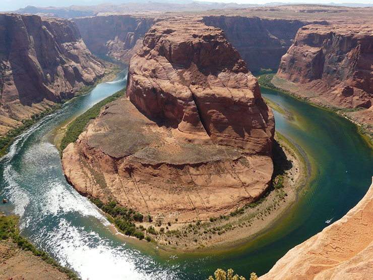 5. Bạn có thể tới điểm quan sát Horseshoe Bend bằng cách đi bộ một đoạn ngắn dọc theo con đường bắt đầu từ “đường 89”.
