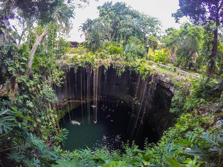 7. Những hố sụt hoặc vực sâu tuyệt vời này luôn là nguồn nước ngọt duy nhất trong rừng, được người Maya cổ đại tôn kính như những nơi linh thiêng bậc nhất, dành cho các nghi lễ hiến tế  và cầu mưa.
