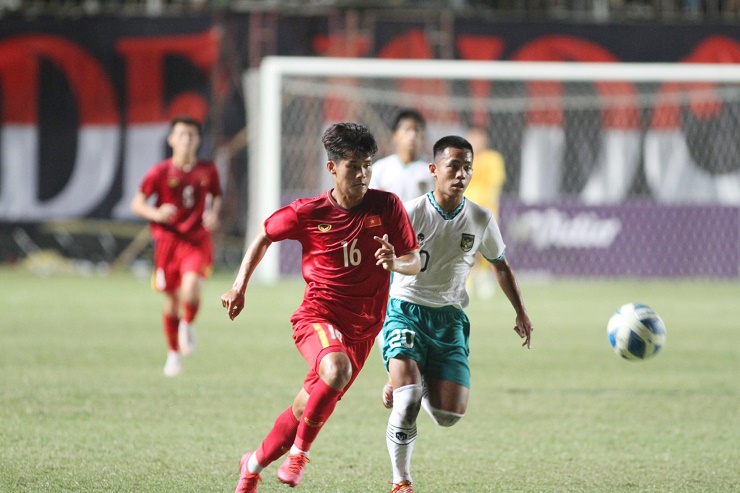 U16 Việt Nam (áo đỏ) chơi đầy nỗ lực