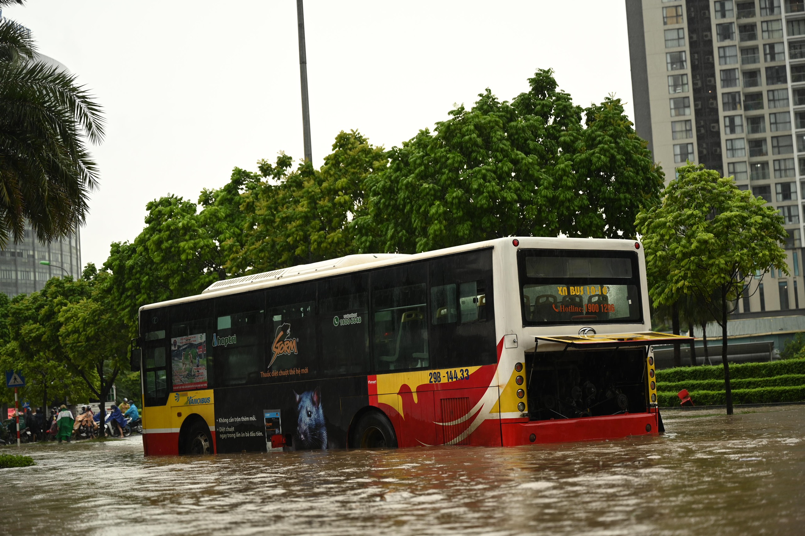 Mưa từ đêm đến sáng nhấn chìm đường phố Hà Nội - 12