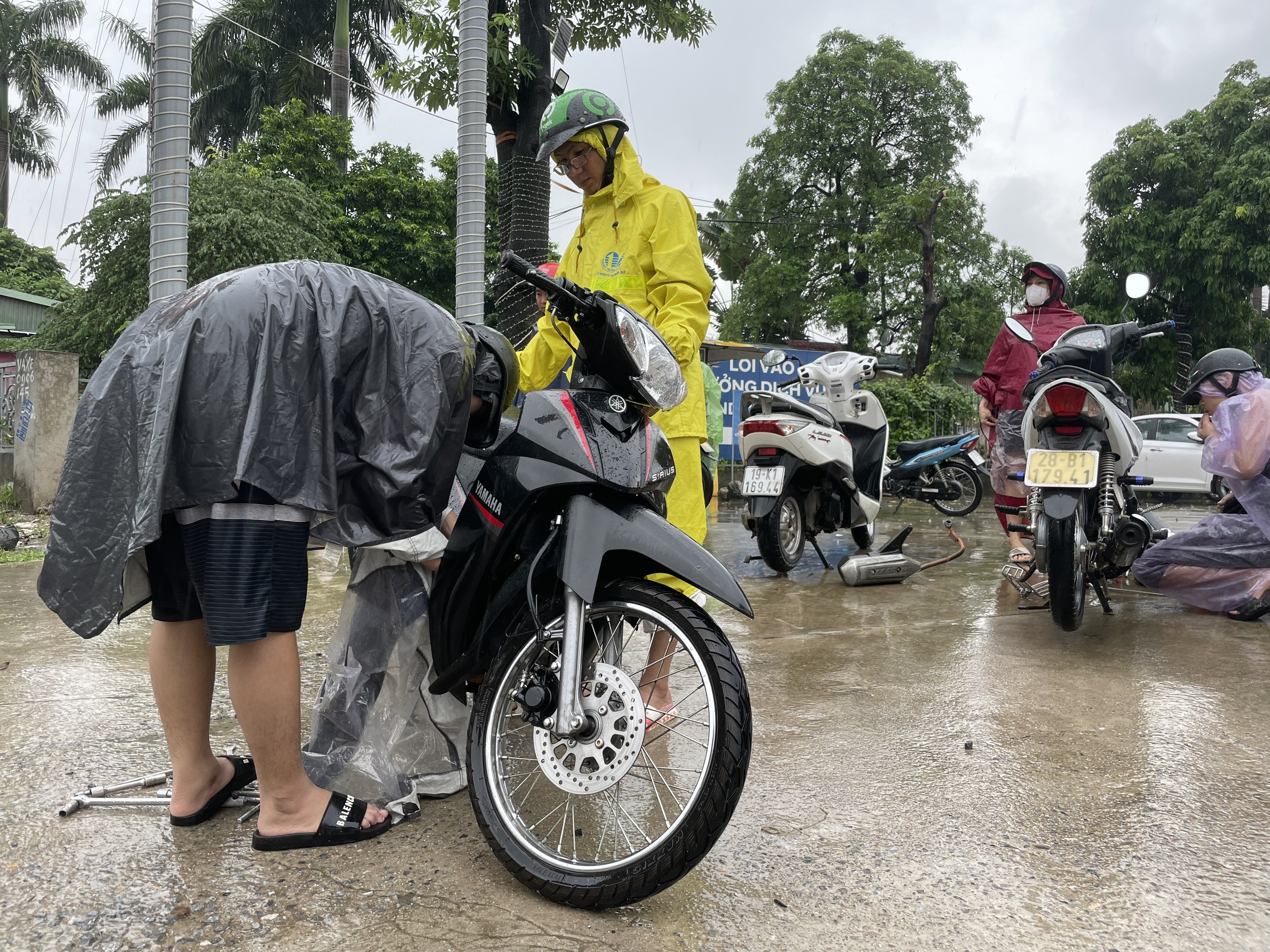 Mưa từ đêm đến sáng nhấn chìm đường phố Hà Nội - 31