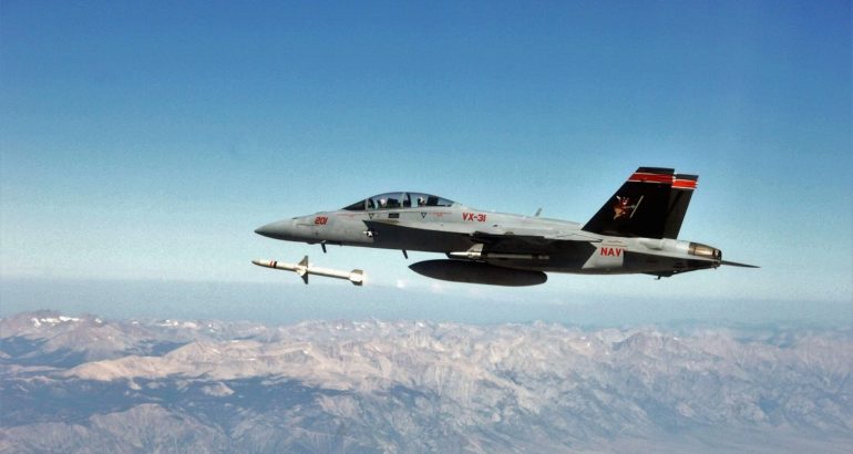 Chiến đấu cơ F/A-18 của Mỹ phóng tên lửa AGM-88 phiên bản cải tiến.