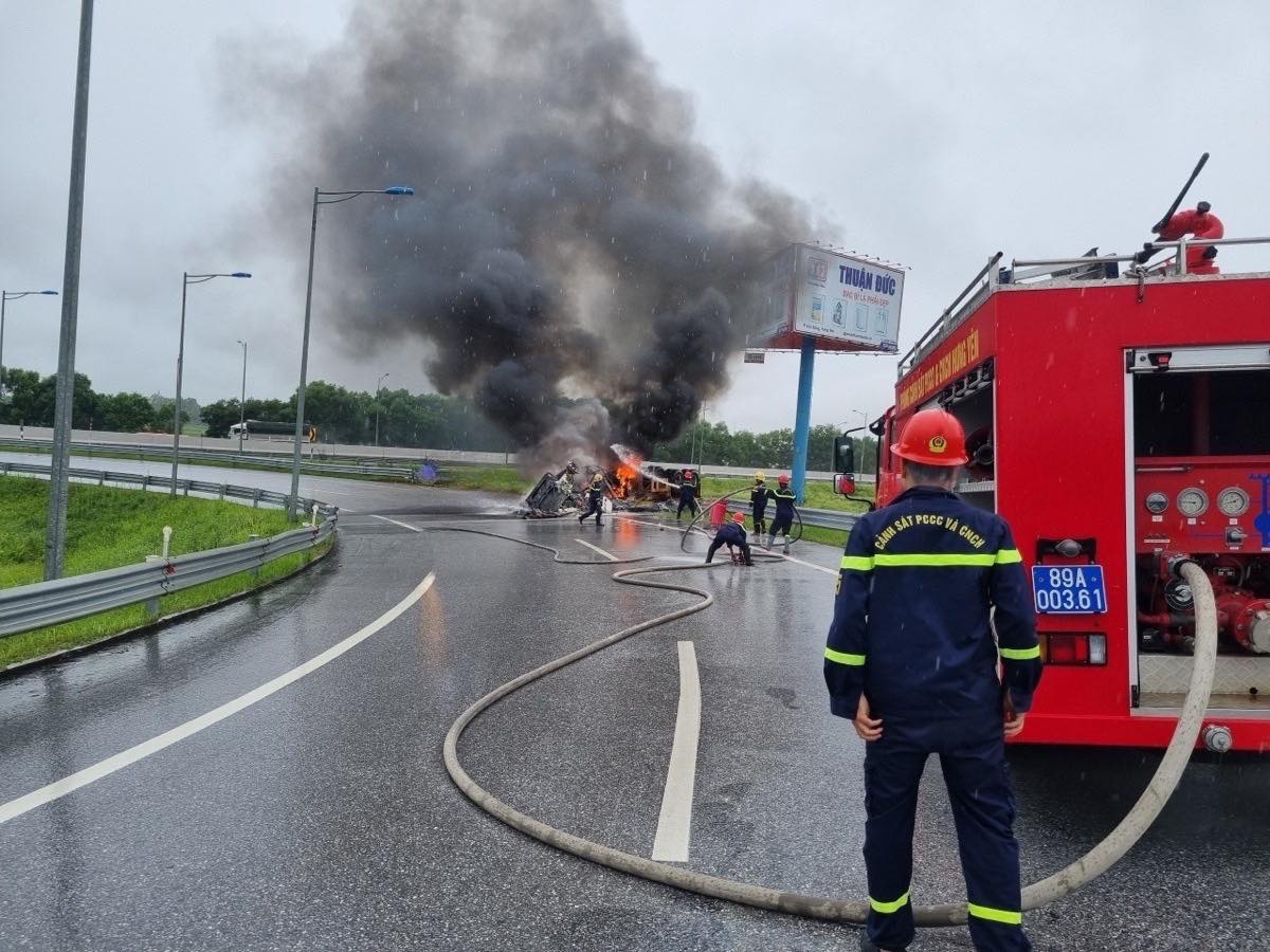 &nbsp;Lực lượng chức năng tới hiện trường dập lửa.