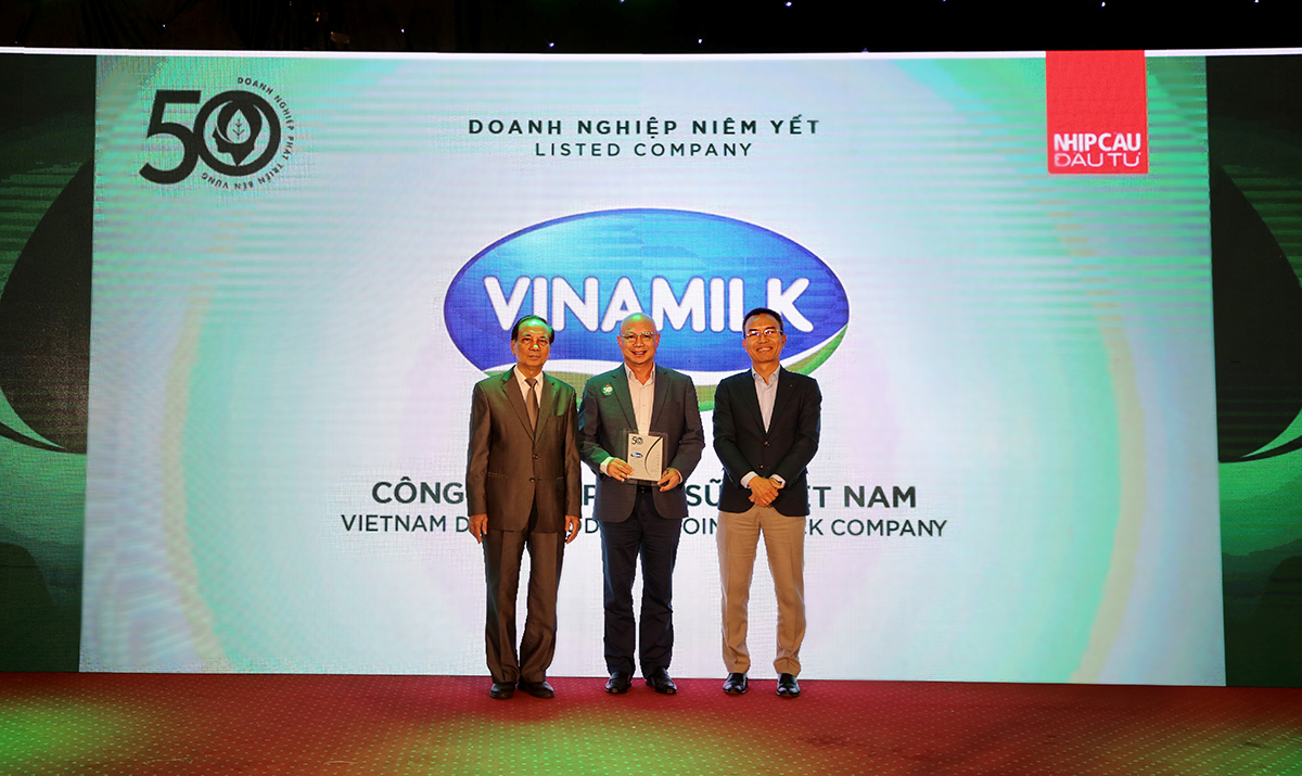 Ông Trịnh Quốc Dũng, Giám đốc Điều hành Vinamilk (Khối Phát triển vùng nguyên liệu) đại diện nhận giải thưởng Top 50 CSA