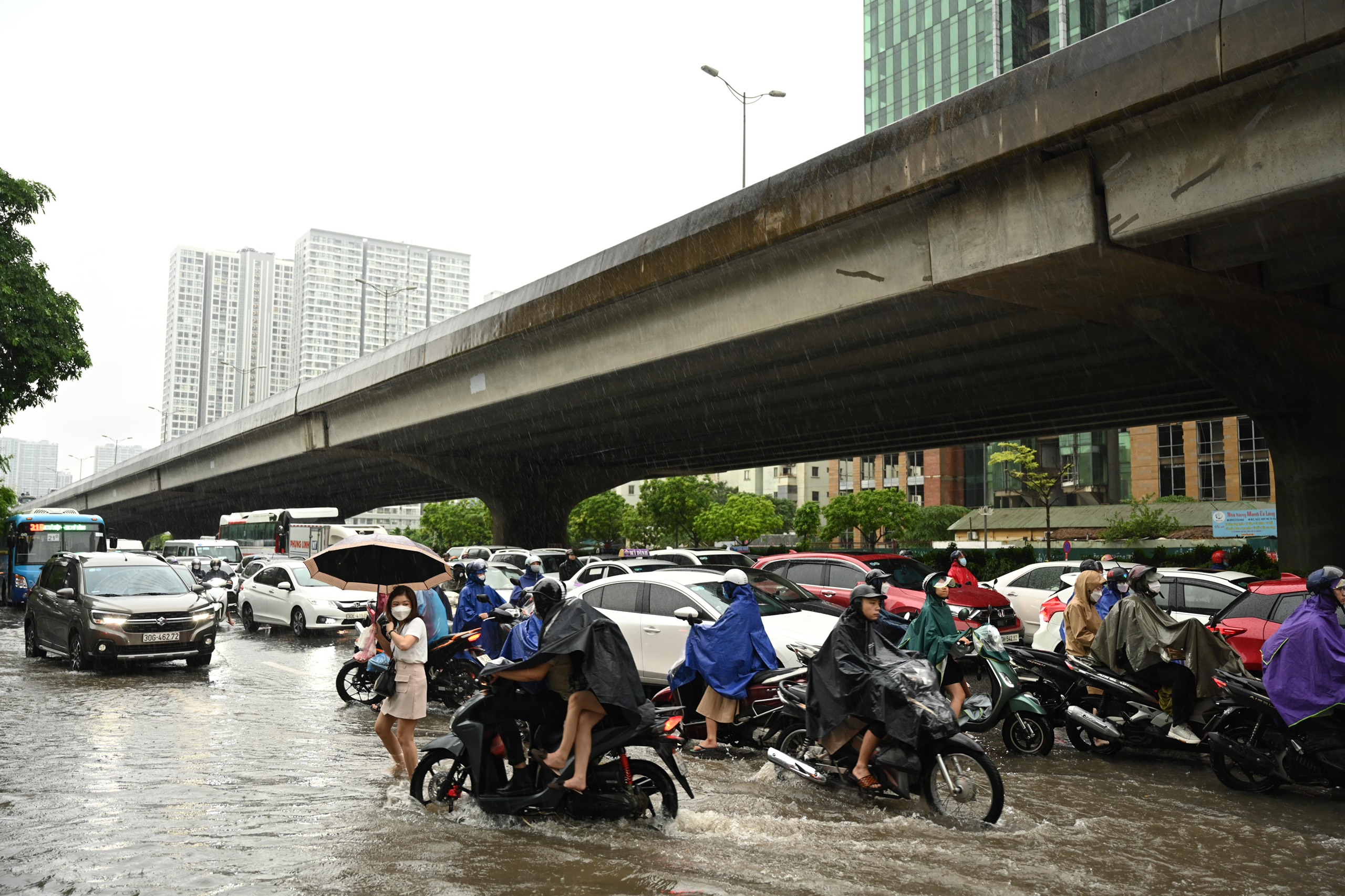 Mưa từ đêm đến sáng nhấn chìm đường phố Hà Nội - 5