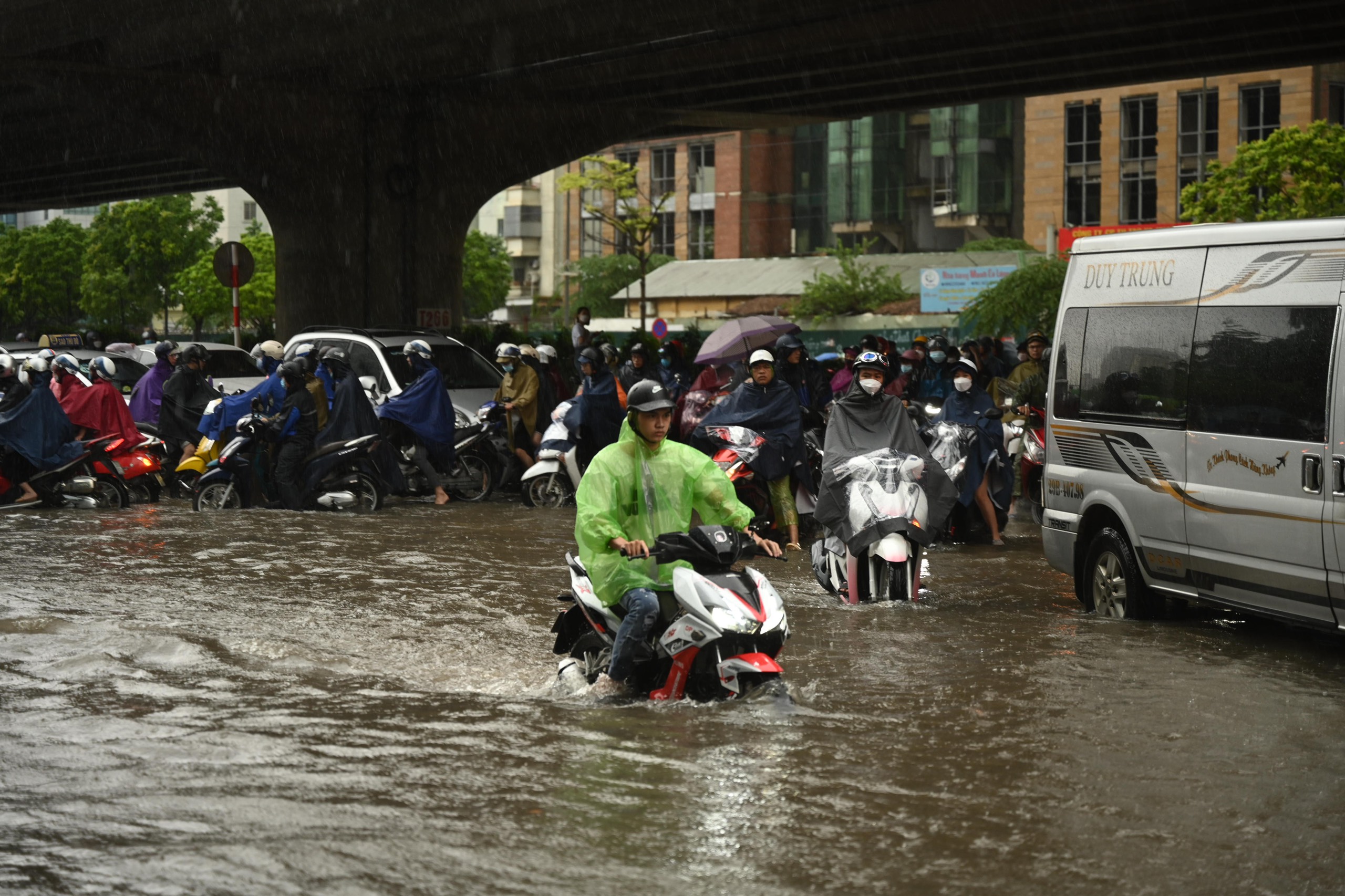 Giao thông hỗn loạn, nhiều phương tiện đi ngược chiều tránh ngập