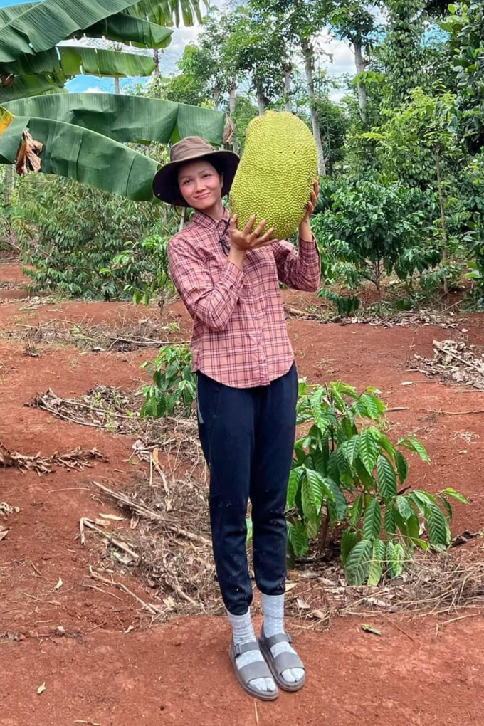 Phan Thị Mơ về quê vẫn gợi cảm hết cỡ, liệu có được chú ý bằng mỹ nhân này? - 3